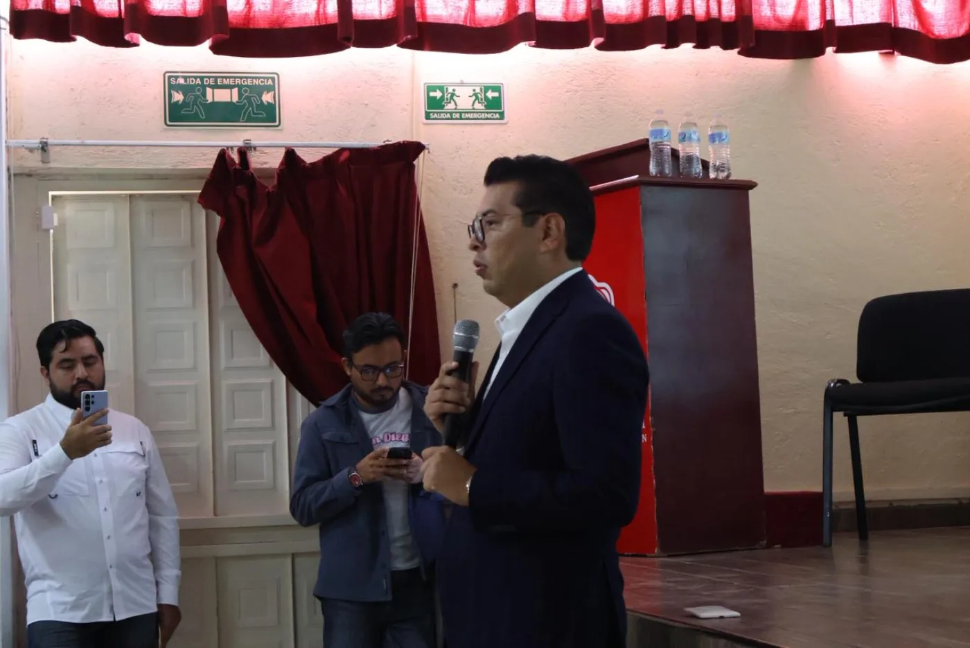 Néstor Camarillo en la Universidad Leonardo da Vinci, campus Tehuacán