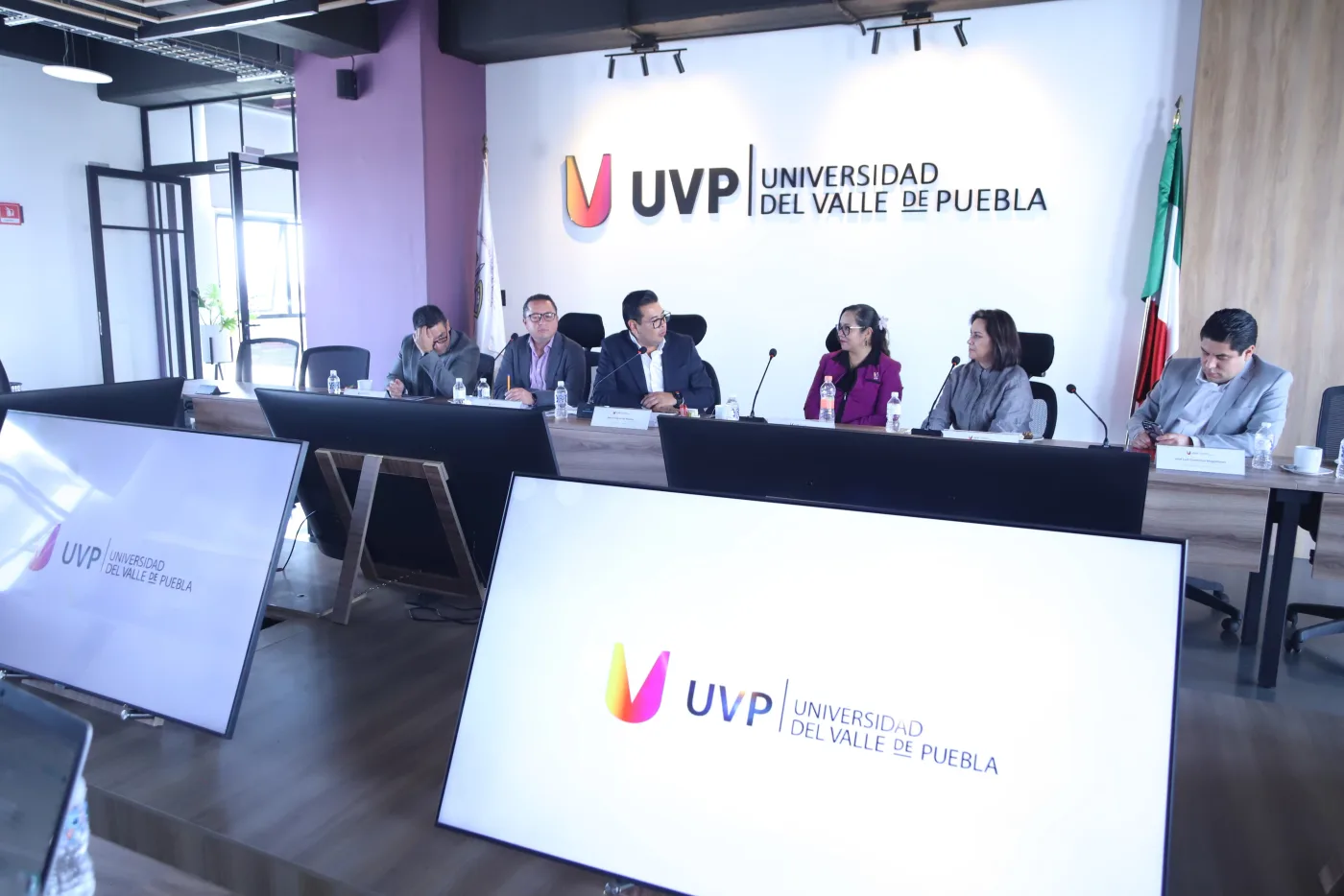 Néstor Camarillo en la Universidad del Valle de Puebla (UVP)